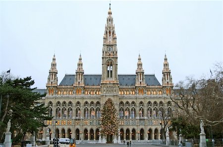 Vienna's new Town Hall in Christmas time during the late afternoon Photographie de stock - Aubaine LD & Abonnement, Code: 400-05029351