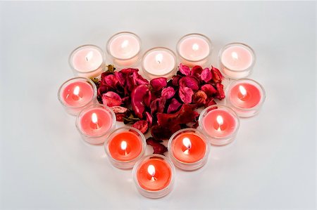 simsearch:400-03993545,k - Heart from burning candles. Valentine's day decoration. Photographie de stock - Aubaine LD & Abonnement, Code: 400-05029473