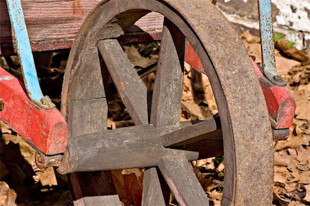 A closeup of an old wheelbarrow wheel in Allaire Village, New Jersey. Allaire village was a bog iron industry town in New Jersey during the early 19th century. Foto de stock - Super Valor sin royalties y Suscripción, Código: 400-05029517