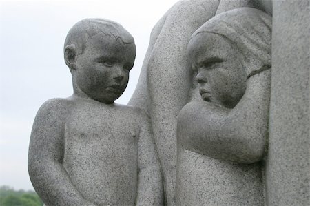 frogner park - Little boy and girl sculpture at Vigeland Sculpture Park, Oslo Norway.  (Frognerparken) Foto de stock - Royalty-Free Super Valor e Assinatura, Número: 400-05029707