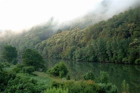 The morning fog covering the river Tarn in the south West of France - Lincou, Tarn Valley -Vallee du Tarn Photographie de stock - Aubaine LD & Abonnement, Code: 400-05029861