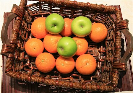 fruit winter basket - Some fresh oranges and green apples in a wood basket Stock Photo - Budget Royalty-Free & Subscription, Code: 400-05029887