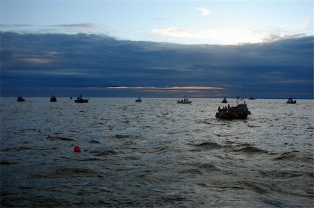 echoforsberg (artist) - Boats seen at sunset in the Naknek river during the red salmon season in Bristol Bay, Alaska. Stockbilder - Microstock & Abonnement, Bildnummer: 400-05020098