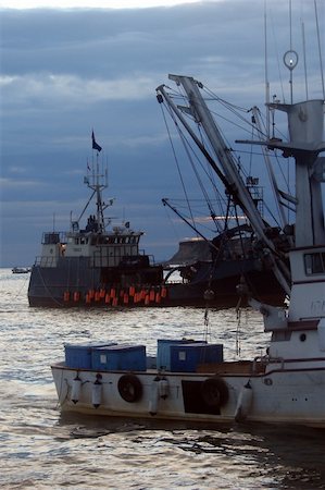 echoforsberg (artist) - Various scenic shots of boats fishing or traveling the Naknek River in Bristol Bay, Alaska during the red salmon season. Stockbilder - Microstock & Abonnement, Bildnummer: 400-05020102