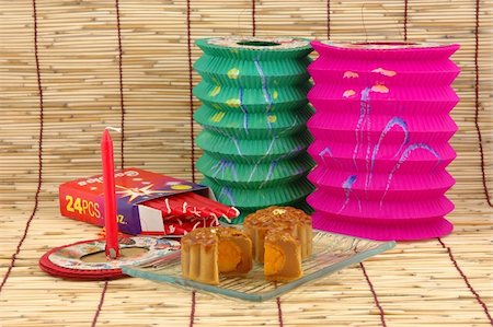 simsearch:400-07047172,k - Mid-autumn festival: mooncake, chinese lanterns and candles Stockbilder - Microstock & Abonnement, Bildnummer: 400-05020548