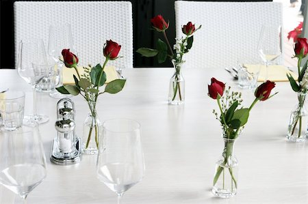 rose flower table decorations - Elegant table setting with vases of red roses and white linen. Stock Photo - Budget Royalty-Free & Subscription, Code: 400-05020805