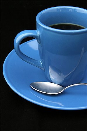 simsearch:400-03970916,k - A partial view of a blue coffee cup with a spoon against black. Foto de stock - Royalty-Free Super Valor e Assinatura, Número: 400-05021098