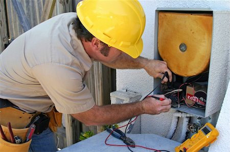 An air conditioning tech working on a heat recovery unit. Photographie de stock - Aubaine LD & Abonnement, Code: 400-05021166