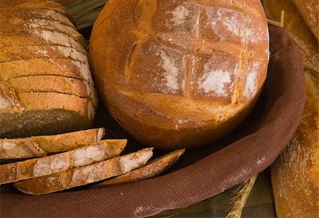 simsearch:400-03971939,k - Various baked bread Foto de stock - Royalty-Free Super Valor e Assinatura, Número: 400-05021543