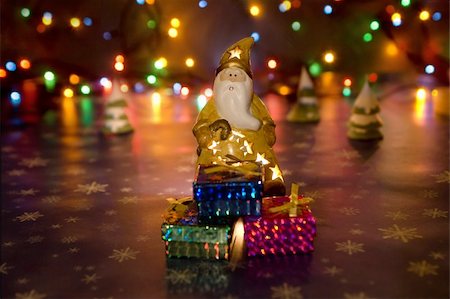Santa Claus with presents and garland lights Photographie de stock - Aubaine LD & Abonnement, Code: 400-05021580