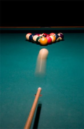 Shooting the white ball to break the racked billiard balls. Focus is on the racked balls. motion blur. Foto de stock - Royalty-Free Super Valor e Assinatura, Número: 400-05022044