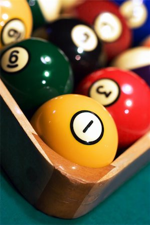 Close up of Racked pool balls with the tight focus on a 1-ball. Picture was taken in low light, to preserve the real billiard light "three lamps" reflection on the balls. Foto de stock - Royalty-Free Super Valor e Assinatura, Número: 400-05022045