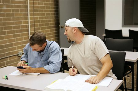 simsearch:400-03972750,k - An adult education student sneaking a look at another student's work. Foto de stock - Super Valor sin royalties y Suscripción, Código: 400-05022135