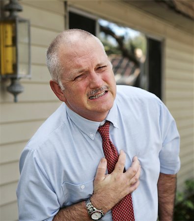 A mature businessman with severe chest pain. Photographie de stock - Aubaine LD & Abonnement, Code: 400-05022212