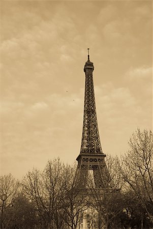 simsearch:400-06059898,k - The Eiffel Tower in nightfall - paris France Foto de stock - Royalty-Free Super Valor e Assinatura, Número: 400-05022653