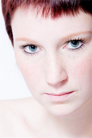 simsearch:400-03974280,k - Studio portrait of a young woman with short hair making eye contact Foto de stock - Super Valor sin royalties y Suscripción, Código: 400-05022720