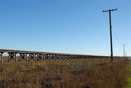 sacramento - Railroad trestle along Interstate 5 near Woodland, California Photographie de stock - Aubaine LD & Abonnement, Code: 400-05023058