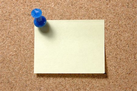 Yellow post-it note with blue pushpin on corkboard Fotografie stock - Microstock e Abbonamento, Codice: 400-05023191