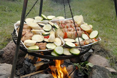 simsearch:400-07545042,k - Neck shoulder, onion, garlic, potatoes and chicken on grill Photographie de stock - Aubaine LD & Abonnement, Code: 400-05023688