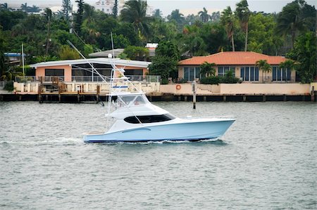 simsearch:400-03939649,k - Boat in front of luxury homes Photographie de stock - Aubaine LD & Abonnement, Code: 400-05023782