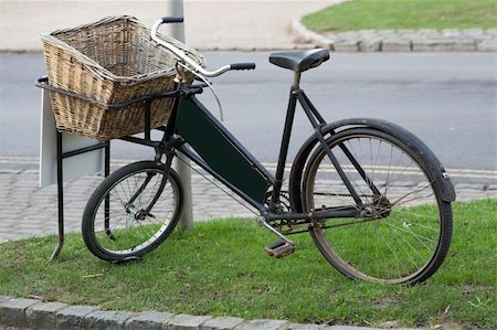 davidmartyn (artist) - An old bicycle by the roadside. Photographie de stock - Aubaine LD & Abonnement, Code: 400-05034173