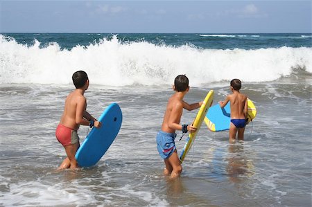 simsearch:400-03945337,k - Boys with theirs surfing boards waiting the waves Photographie de stock - Aubaine LD & Abonnement, Code: 400-05034510