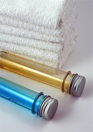 simsearch:400-04501066,k - White towels and two bottles with shampoo Stock Photo - Budget Royalty-Free & Subscription, Code: 400-05034836