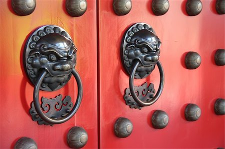 simsearch:400-05710856,k - Ornate doorways to traditional chinese temple with guardian door knockers Fotografie stock - Microstock e Abbonamento, Codice: 400-05034930
