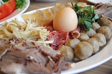 steamboat - Raw meat ingredients for vietnamese steamboat soup Foto de stock - Super Valor sin royalties y Suscripción, Código: 400-05034931