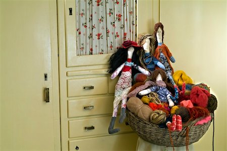 ragdolls with wool in a basket Photographie de stock - Aubaine LD & Abonnement, Code: 400-05035068