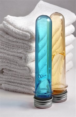 simsearch:400-04501066,k - White towels and two bottles with shampoo Stock Photo - Budget Royalty-Free & Subscription, Code: 400-05035078