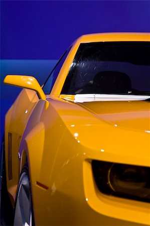 détroit - yellow sports car with a blue background Photographie de stock - Aubaine LD & Abonnement, Code: 400-05035091