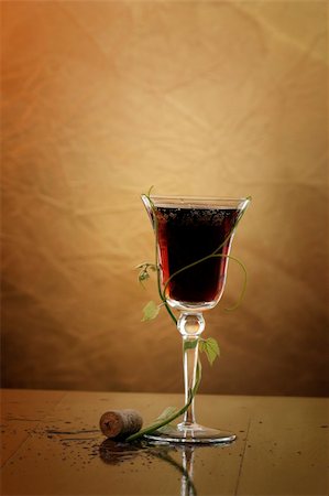 simsearch:400-03966426,k - red wine glass against classic background Fotografie stock - Microstock e Abbonamento, Codice: 400-05035761