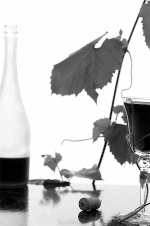 simsearch:400-03966426,k - red wine glass and bottle isolated on white Fotografie stock - Microstock e Abbonamento, Codice: 400-05035762