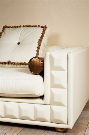 simsearch:400-03979104,k - Fashionable leather white sofa with a beautiful pillow Stockbilder - Microstock & Abonnement, Bildnummer: 400-05036715