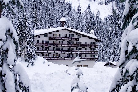 snow cosy - A hotel located in mountains covered by deep snow. Stock Photo - Budget Royalty-Free & Subscription, Code: 400-05037544