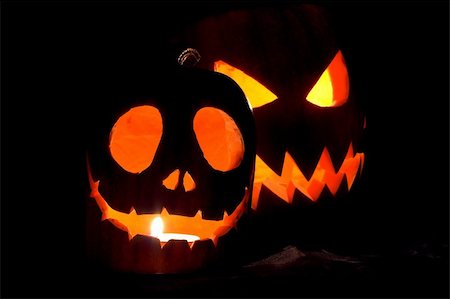 simsearch:400-04236303,k - Jack-o-lanterns, two Halloween pumpkins glowing in the night Fotografie stock - Microstock e Abbonamento, Codice: 400-05037706