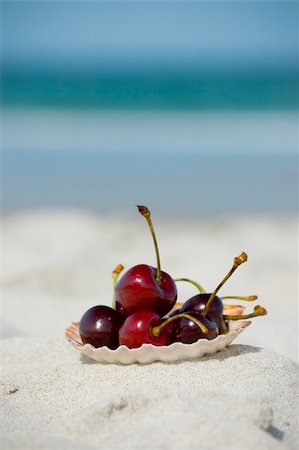 dreaming about eating - Summer food at the beach. Dieting concept Foto de stock - Super Valor sin royalties y Suscripción, Código: 400-05038172