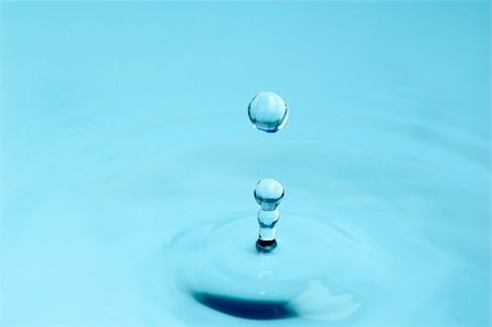 simsearch:400-04057916,k - isolated water droplet with splash and a blue tint Photographie de stock - Aubaine LD & Abonnement, Code: 400-05038515