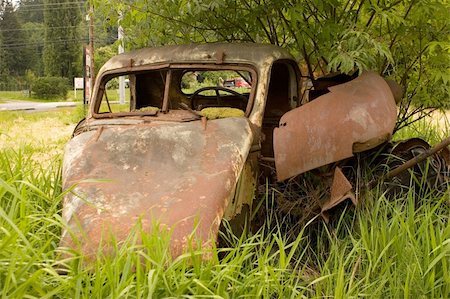 Abandoned and rusted truck in field near highway. Stockbilder - Microstock & Abonnement, Bildnummer: 400-05038602
