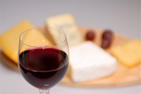 Glass of red wine and cheese plate Photographie de stock - Aubaine LD & Abonnement, Code: 400-05038961