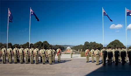 simsearch:400-04502321,k - australian soldiers standing, waving australian flags, Canberra Parliament House in background Foto de stock - Super Valor sin royalties y Suscripción, Código: 400-05039257