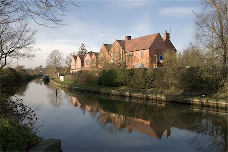 Houses next to canal or river. Photographie de stock - Aubaine LD & Abonnement, Code: 400-05039296