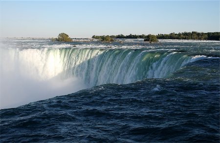 simsearch:400-07919399,k - A shot of Niagara falls from right at the edge. Photographie de stock - Aubaine LD & Abonnement, Code: 400-05039679