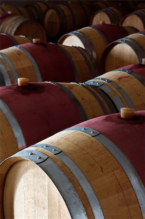 simsearch:862-03354331,k - Oak wine barrels in a modern winery, Alentejo, Portugal Photographie de stock - Aubaine LD & Abonnement, Code: 400-05039766