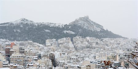 The Lycabettus Hill and part of the city of Athens with snow during the snowstorm of 16 and 17-2-2008. The photo was taken during light snowfall (during a calming-down of the storm) Photographie de stock - Aubaine LD & Abonnement, Code: 400-05039878