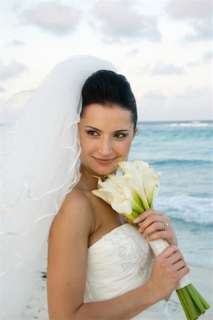 Bride on beach with her bouquet Photographie de stock - Aubaine LD & Abonnement, Code: 400-05030004