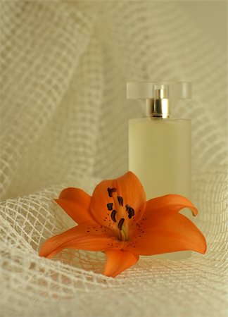 perfume with an orange lily on the blury soft background Foto de stock - Super Valor sin royalties y Suscripción, Código: 400-05030099