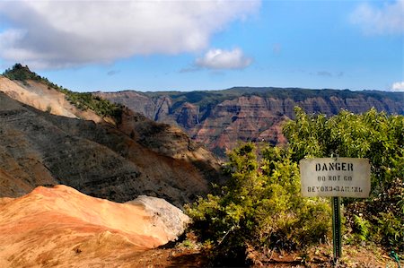 simsearch:400-04570742,k - Danger sign warns visitors to stay away from edge of canyon land.  Waimea Canyon stretches beyond sign in deep ravines and crevices. Photographie de stock - Aubaine LD & Abonnement, Code: 400-05030172