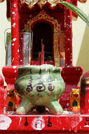 simsearch:400-06128693,k - Close-up of offerings on a spirit house in Thailand - travel and tourism. Foto de stock - Super Valor sin royalties y Suscripción, Código: 400-05030501